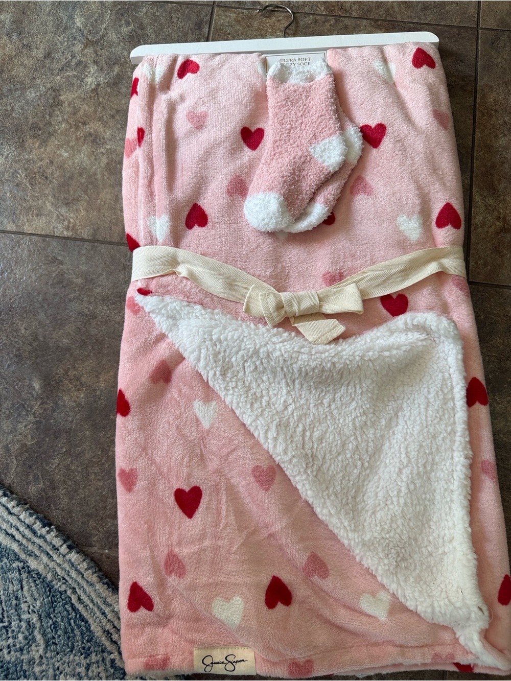 Jessica Simpson 2 piece Pink Heart Sherpa Throw Blanket with fuzzy socks
